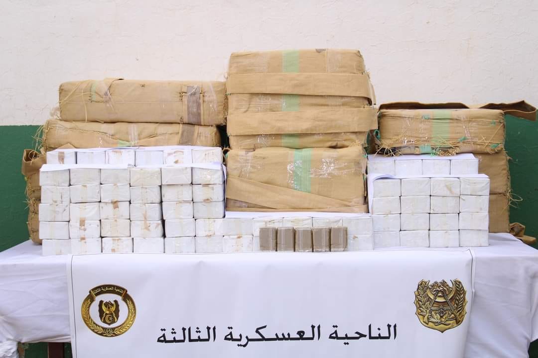 Read more about the article الجيش يوقف 65 تاجر مخدرات ويحجز 16.5 قنطار من الكيف المغربي