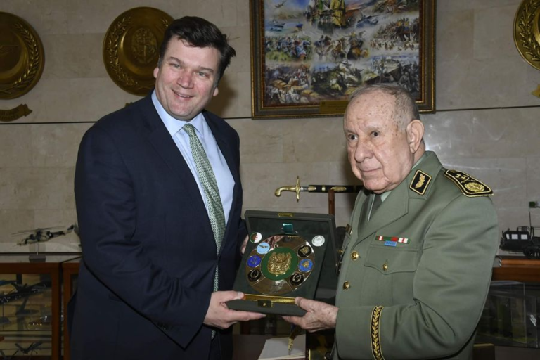 Read more about the article الفـريـق أول السـعيـد شنـڨـريـحة يستقبل جايمس ستيفان هيبي