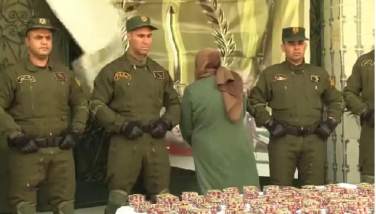 Read more about the article بسكرة: توقيف إمرأة على متن حافلة بحوزتها 12700 قرص من الصاروخ