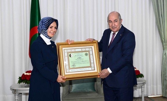 Read more about the article “رئيس الجمهورية يسدي سفيرة تركيا بالجزائر وساما بدرجة “جدير