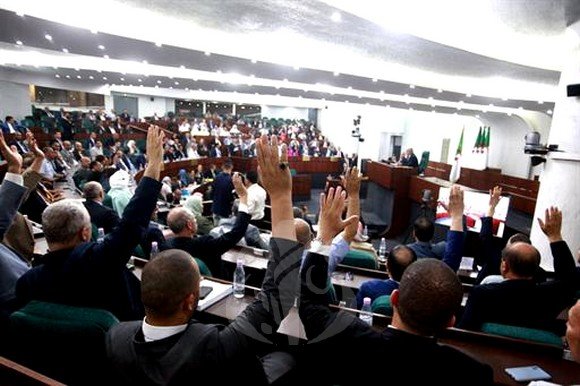 Read more about the article المصادقة على مشروعي قانوني تنظيم مهنة المحضر القضائي وحماية أراضي الدولة