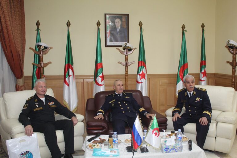 Read more about the article التعاون العسكري الجزائري-الروسي / توقف مفرزة تابعة للأسطول العسكري الروسي بميناء وهران بالناحية العسكرية الثانية