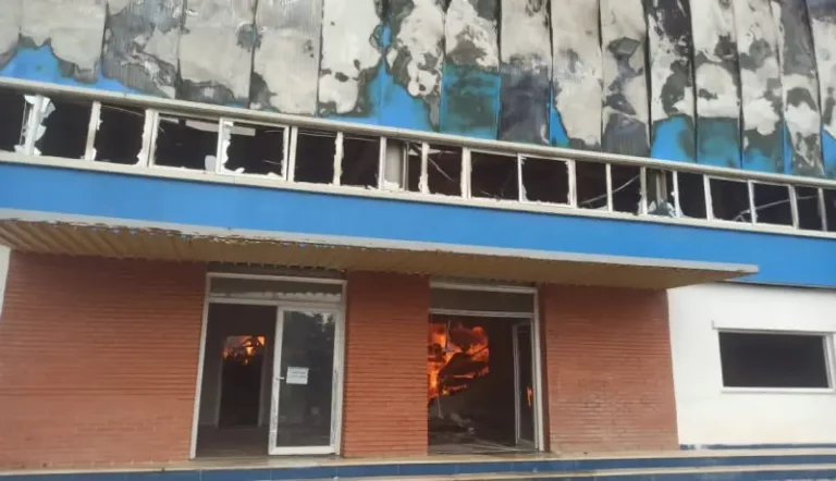 Read more about the article حريق ضخم يلتهم مصنع في البليدة