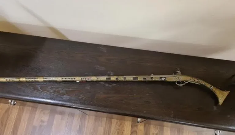 Read more about the article سفارة الجزائر بسويسرا تسترجع بندقية تعود إلى القرن التاسع عشر